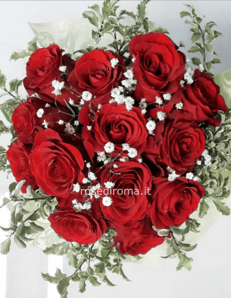 Bouquet Con 13 Rose Rosse E Gypsophila. Altezza 40/45 Cm.